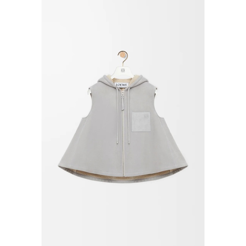 Hooded vest in shearling