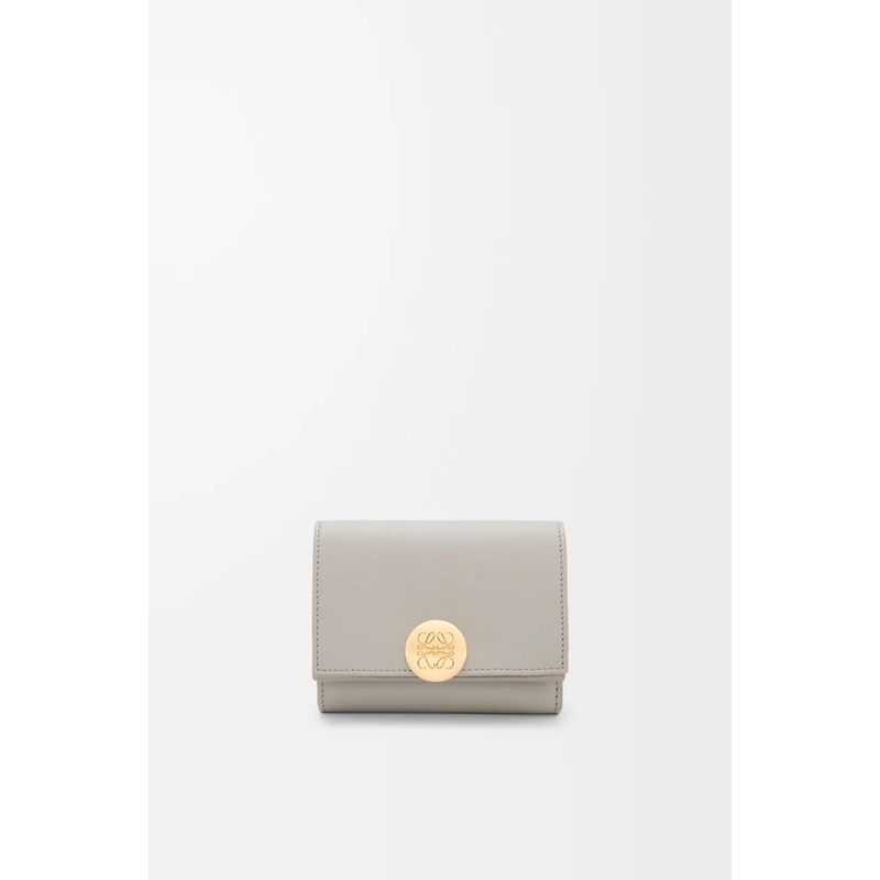 Pebble trifold wallet in shiny nappa calfskin