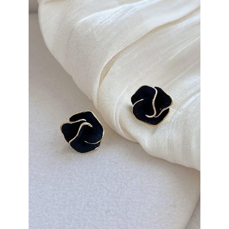 ISHKAARA Gold-Plated Floral Shaped Studs Earrings