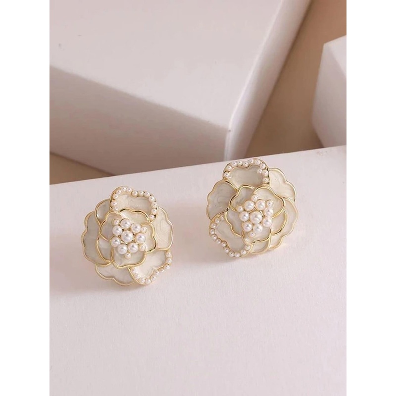 VAGHBHATT Gold-Plated Floral Studs Earrings