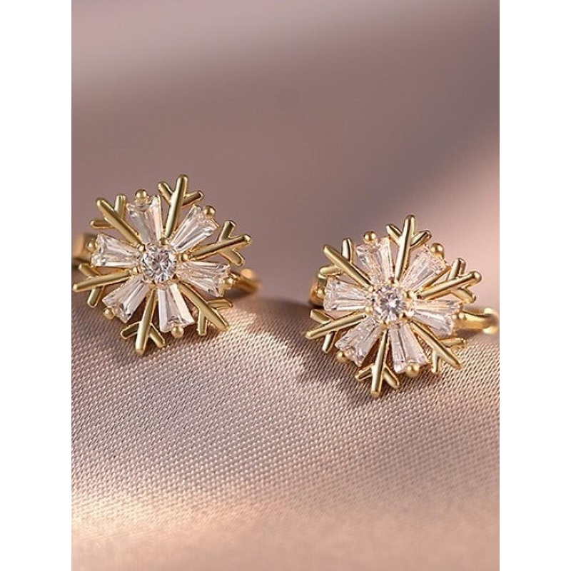 AKISON JEWELS Women Gold-Plated Floral Studs Earrings