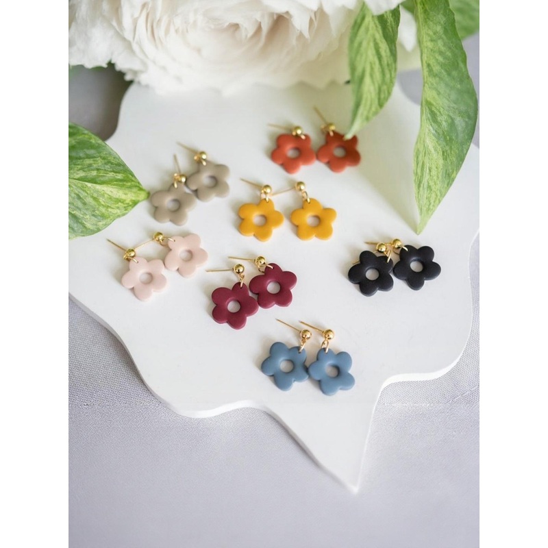 VMA PLAY FASHION Set Of 7 Gold-Plated Floral Shaped Drop Earrings