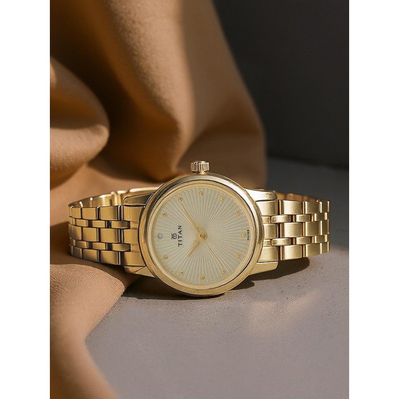 Titan Women Gold-Toned Analogue Watch 2593YM01