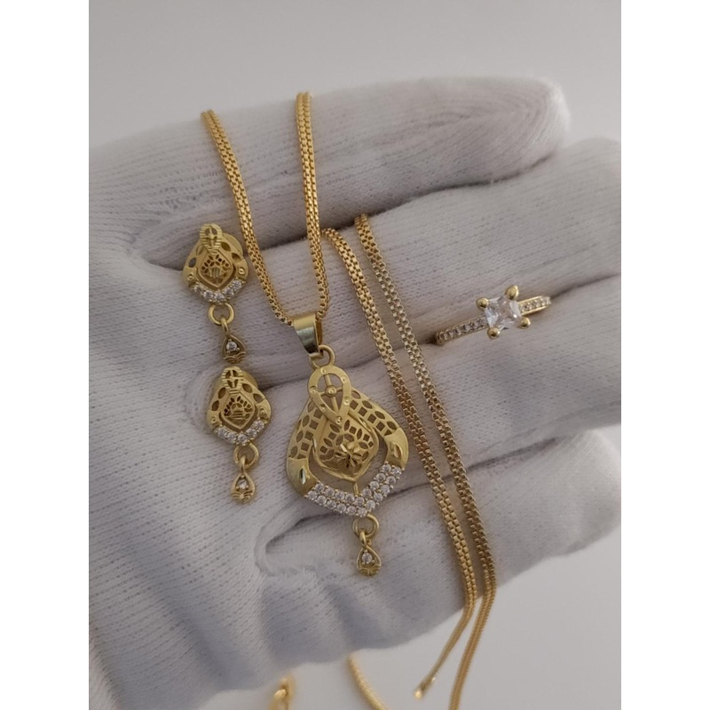 niva fashion Gold-Plated Floral Pendants With Chains