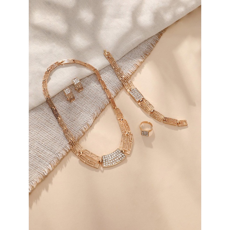 DressBerry Gold-Toned Gold-Plated Stones-Studded Jewellery Set