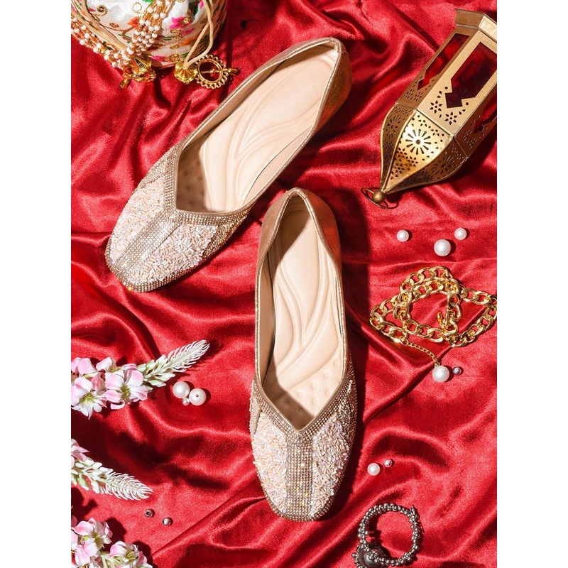 Try Me Women Embellished Ethnic Mojaris