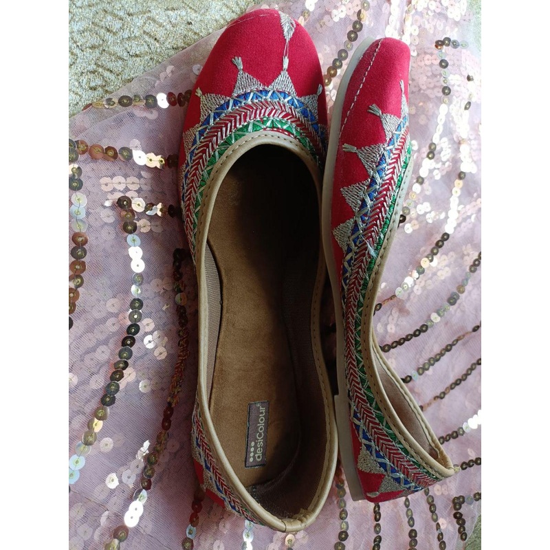 DESI COLOUR Women Red Embellished Ethnic Mojaris Flats