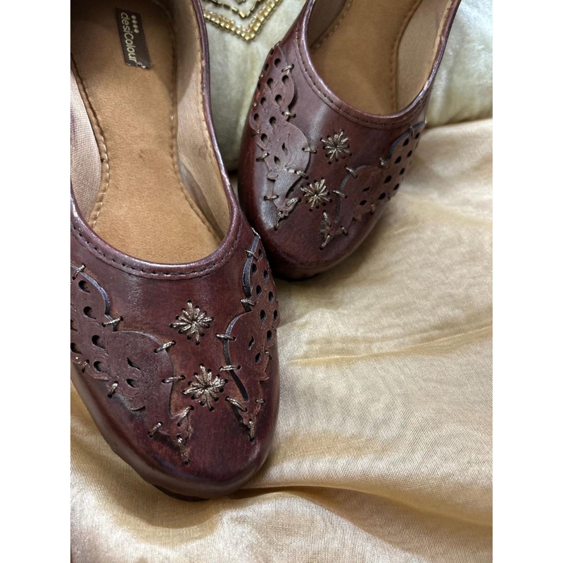 DESI COLOUR Women Woven Design Ethnic Mojaris Flats