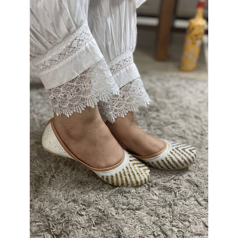 DESI COLOUR Women Embellished Ethnic Mojaris