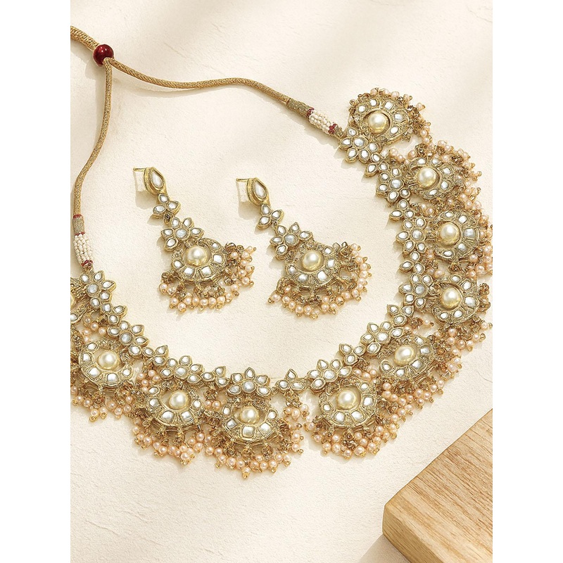 KARATCART Gold-Plated & White Kundan Studded & White Beaded Handcrafted Jewellery Set