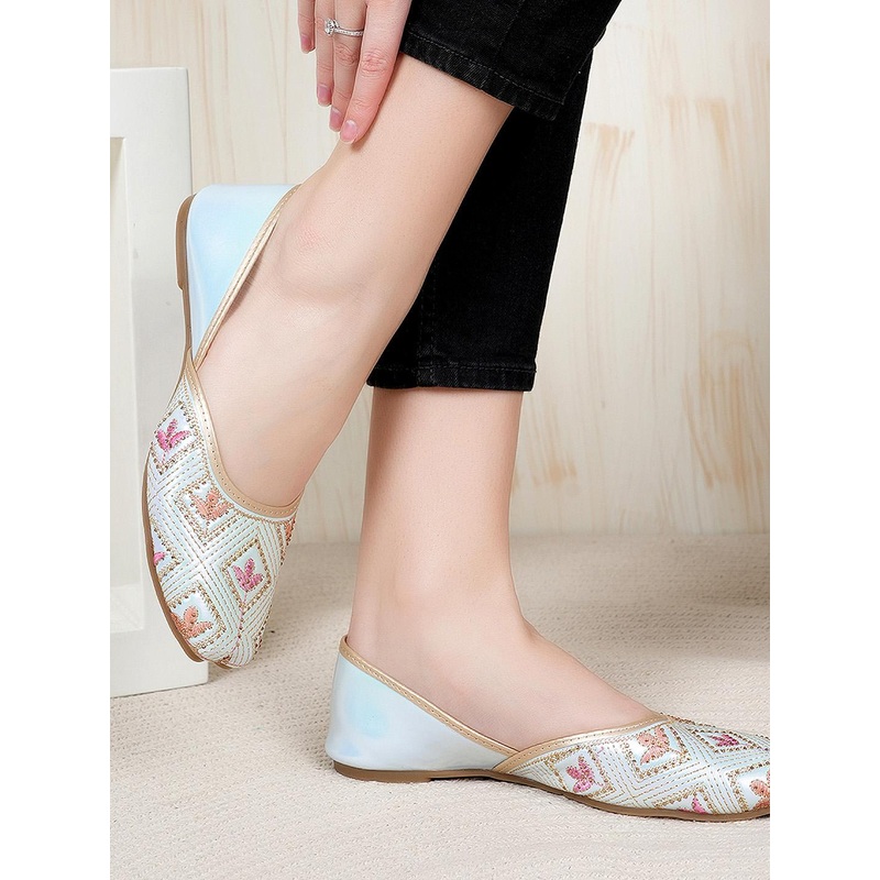 Anouk Embroidered Mojaris