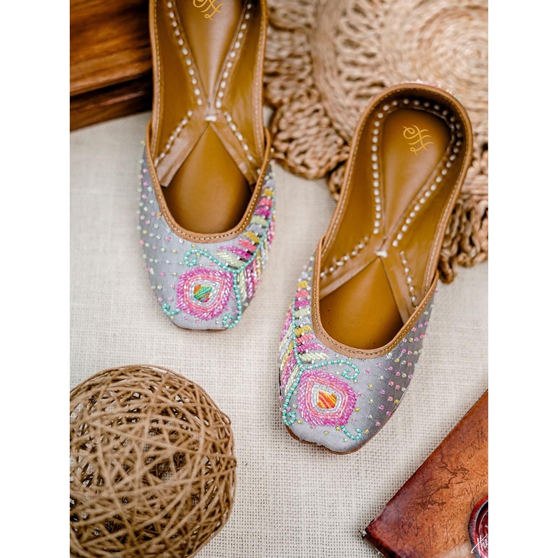 House of Pataudi Embellished Ethnic Mojaris