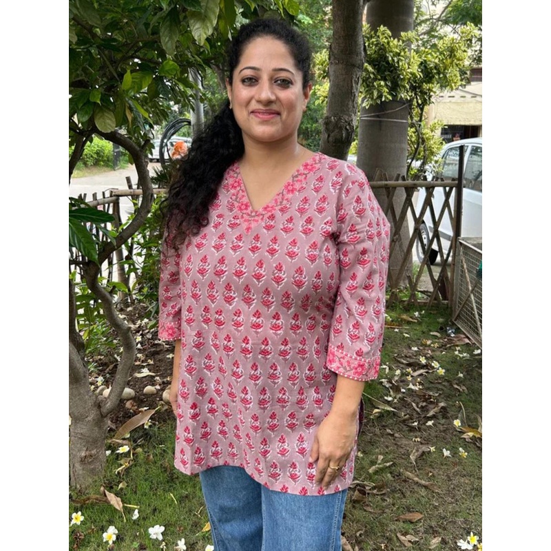 SHRIYANI Floral Printed V-Neck Pure Cotton Kurti