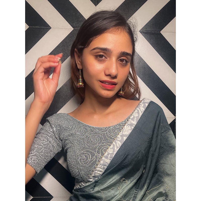 Bindigasm’s Advi Metallic Zari Rose Embossed Woven-Design Stretchable Saree Blouse