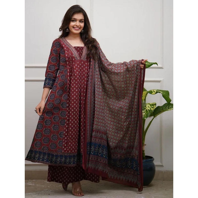 Aaghnya Women Maroon Viscose Rayon Kurta Sets