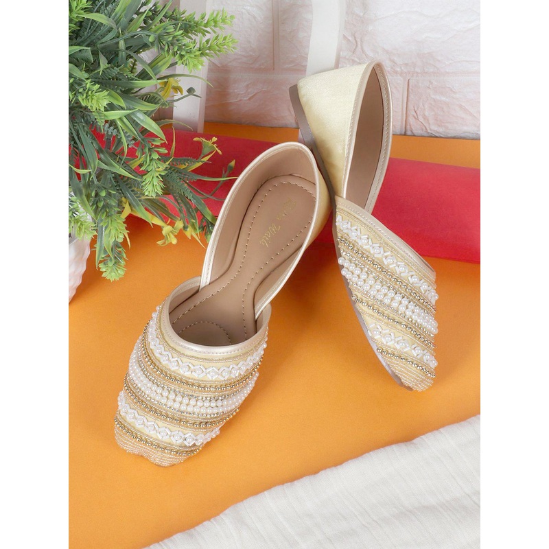 Retro Walk Women Embellished Ethnic Mojaris