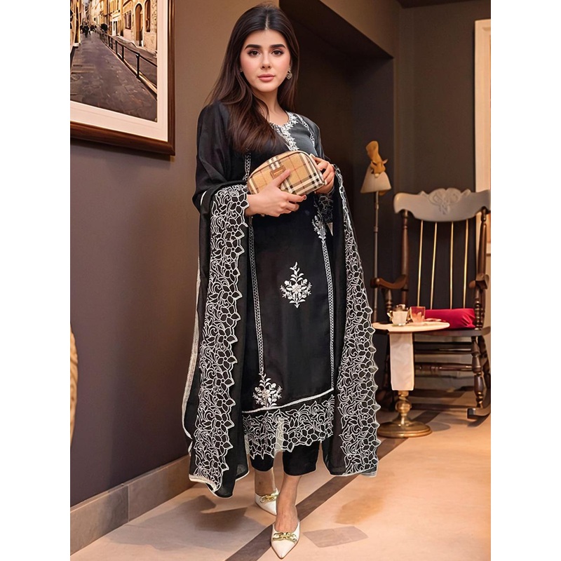 Aaghnya Women Ethnic Motifs Embroidered Thread Work Regular Kurta Set With Dupatta