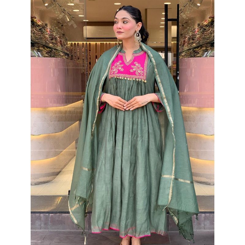 DIVASTRI Floral Yoke Design Sequinned Straight Kurta With Trouser And Dupatta