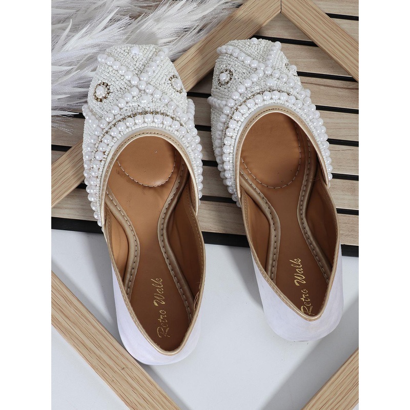 Retro Walk Women Ethnic Embellished Mojaris