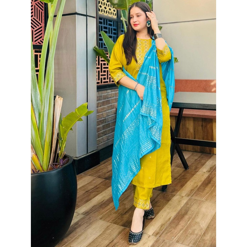 VredeVogel Floral Embroidered Regular Gotta Patti Kurta With Trousers & Dupatta