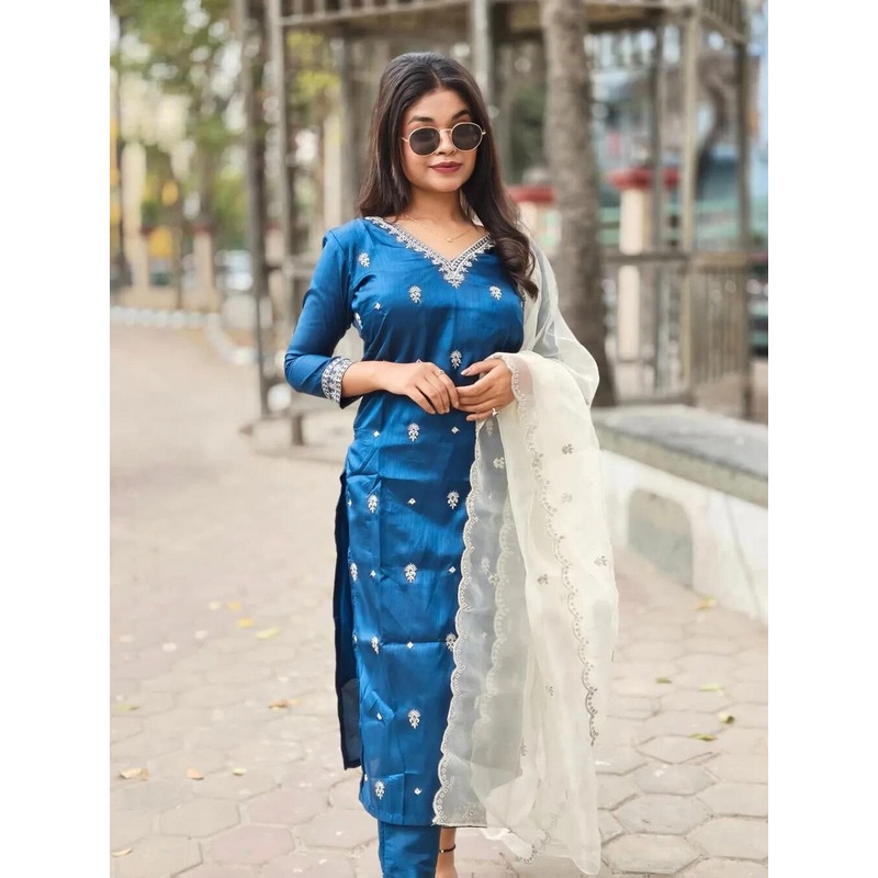 VredeVogel Women Floral Embroidered Regular Kurta with Trousers & With Dupatta