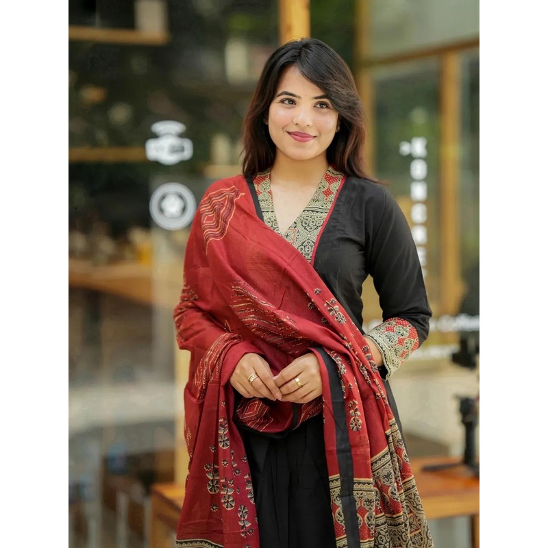 Aaghnya Ethnic Motifs Yoke Design V-Neck Thread Work Kurta with Palazzos & Dupatta