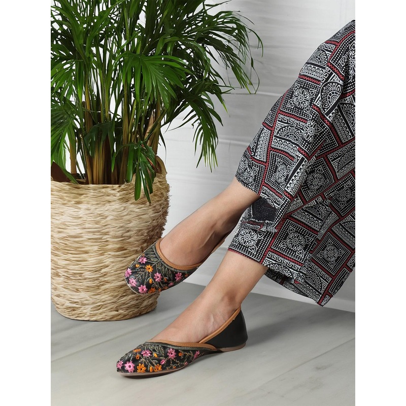 Anouk Black & Pink Embroidered Ethnic Mojaris