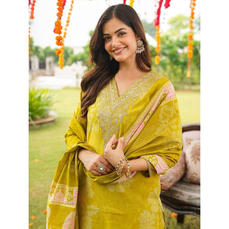 AHIKA Women Floral Printed Kurta with Trousers & Dupatta