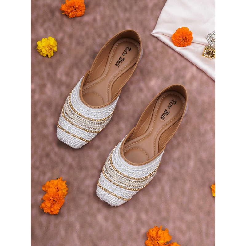 Retro Walk Embellished Ethnic Mojaris