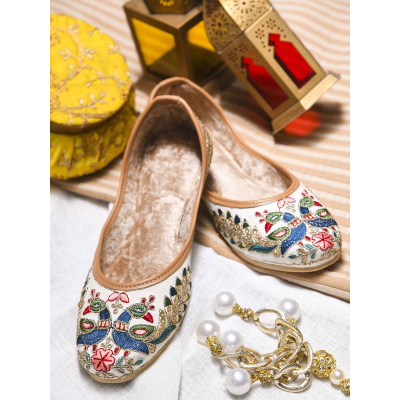 VANIYA SHOES Women Embroidered Mojaris