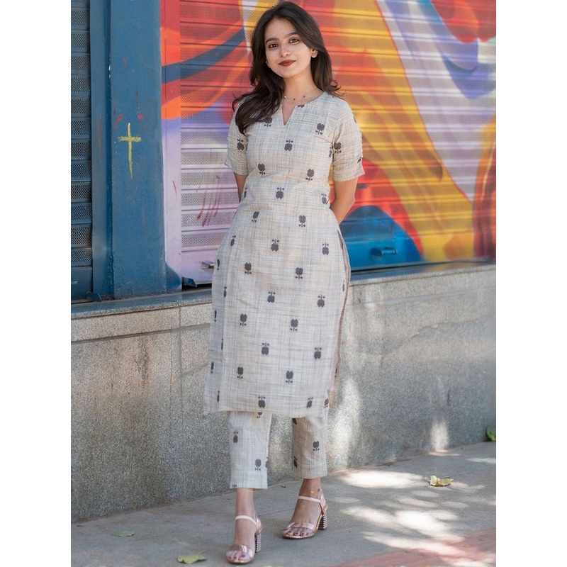 YAGNIK FASHION Ethnic Motifs Printed Notch Neck Straight Kurta With Trousers