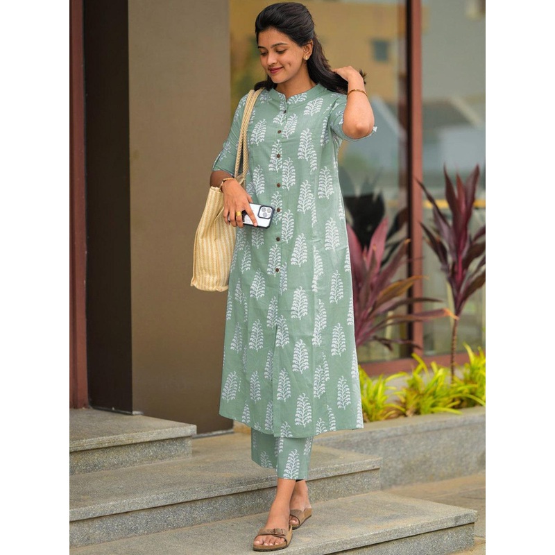 GoSriKi Floral Printed Mandarin Collar Straight Kurta With Trousers