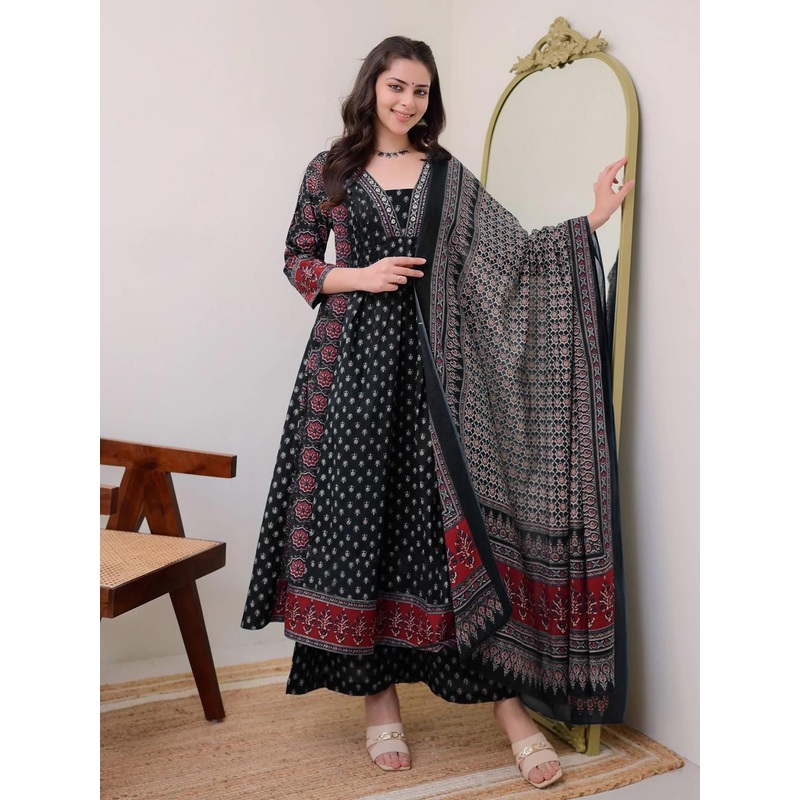 Aaghnya Women Black Viscose Rayon Kurta Sets