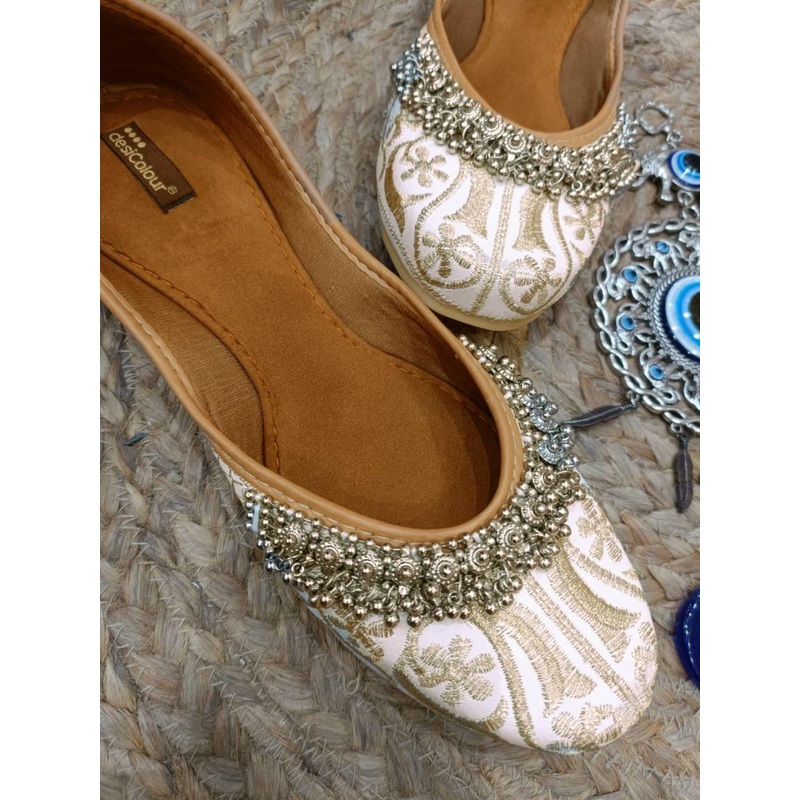 DESI COLOUR Women Embellished Woven Design Ethnic Mojaris