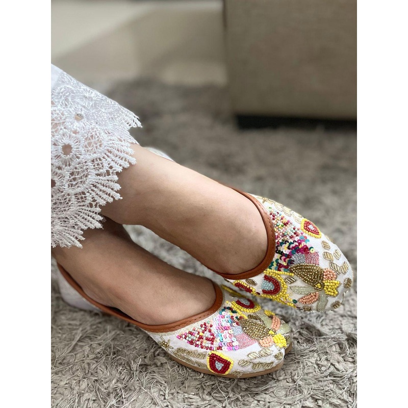 DESI COLOUR Women Ethnic Embellished Mojaris