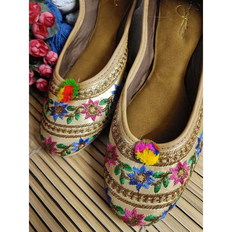 Sangria Women Embroidered Mojaris