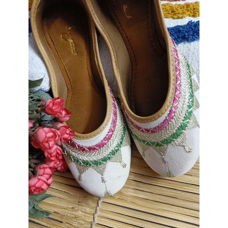 Sangria Women Embellished Zari Work Mojaris